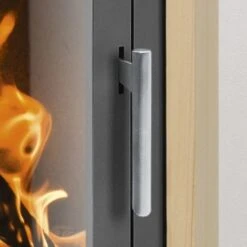 Kaminofen Justus Usedom 5 W+ 2.0 | 5,5 KW Speicherofen -Brunner Verkäufe Kaminofen Justus Usedom 5 W 2 0 Luftdurchstroemter Griff detail 900x900