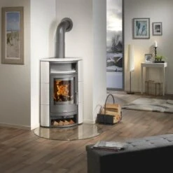 Kaminofen Oranier Polar Eck 6,5 KW -Brunner Verkäufe Kaminofen Polar Eck Kachel Seidenweiss Korpus Stahl Gussgrau Ambient 900x900