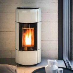 Pelletofen MCZ CURVE Comfort Air 8 M1 8,1 KW 6 Pelletofen MCZ CURVE Comfort Air 8 M1 8,1 KW -Brunner Verkäufe Pelletofen MCZ CURVE Weiss Ambient 900x900